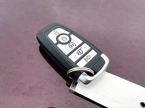 Used 2024 Ford Edge Titanium image 10