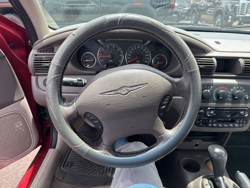 Used 2005 Chrysler Sebring Sedan FWD image 31