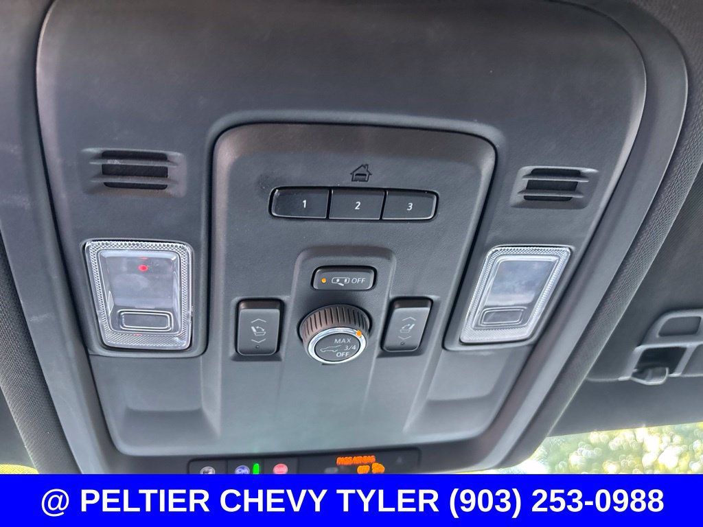 Used 2024 Chevrolet Suburban LT w/ Luxury Package RWD image 19