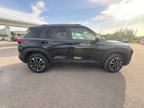 Used 2025 Chevrolet TrailBlazer LT AWD/4WD image 2