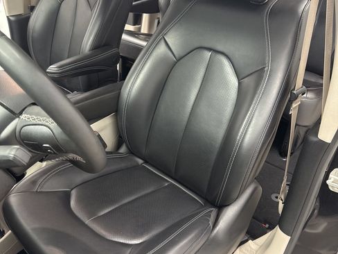 Used 2023 Chrysler Pacifica Touring-L FWD image 10