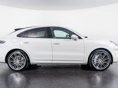 Used 2022 Porsche Cayenne Turbo image 5