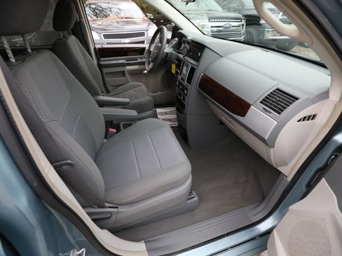 Used 2010 Chrysler Town & Country Touring image 10