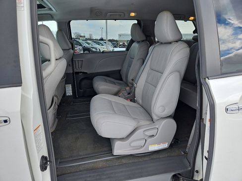 Used 2016 Toyota Sienna XLE image 12