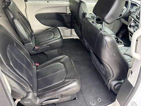 Used 2023 Chrysler Pacifica Touring-L FWD image 28