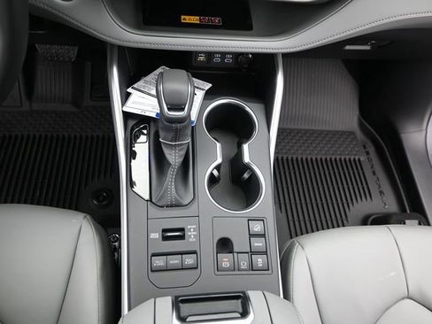 Used 2026 Toyota Highlander XLE image 7