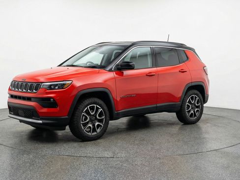 Used 2025 Jeep Compass Trailhawk image 3