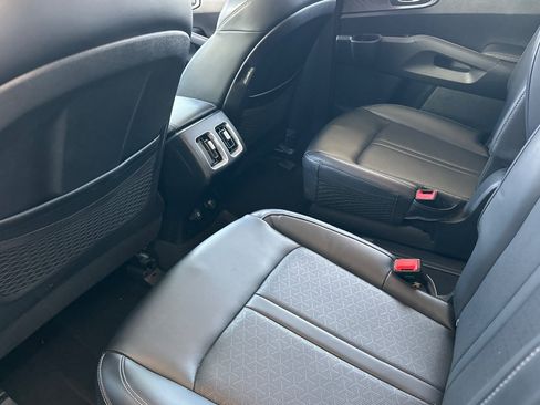 Used 2021 Kia Sorento S FWD image 12
