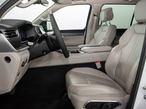 Used 2024 Jeep Wagoneer L Series II image 10