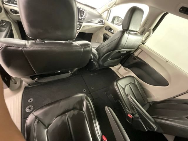 Used 2023 Chrysler Pacifica Touring-L FWD image 13