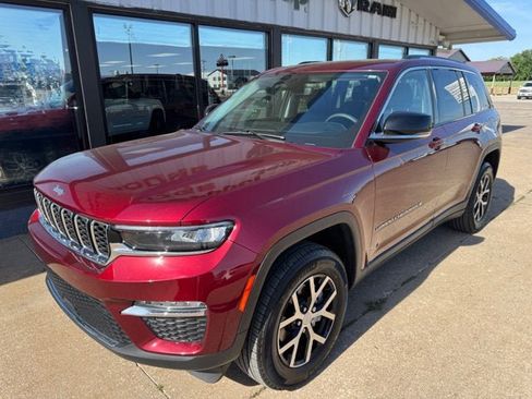 Used 2023 Jeep Grand Cherokee Limited w/ Trailer Tow Prep Group (B) AWD/4WD image 2