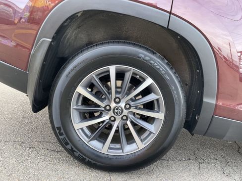 Used 2019 Toyota Highlander XLE image 12