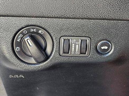 Used 2018 Dodge Charger SXT RWD image 28