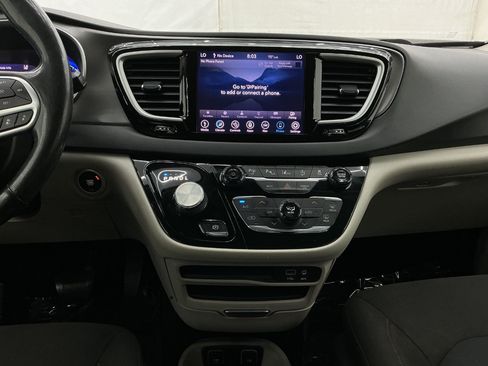 Used 2020 Chrysler Pacifica Touring w/ Advanced Safetytec Group FWD image 29