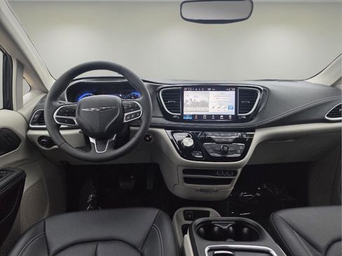 Used 2024 Chrysler Pacifica Touring-L image 9