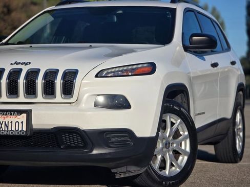 Used 2016 Jeep Cherokee Sport image 20