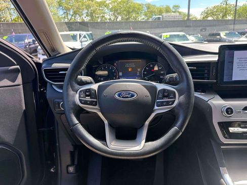 Used 2022 Ford Explorer XLT w/ Equipment Group 202A AWD/4WD image 13