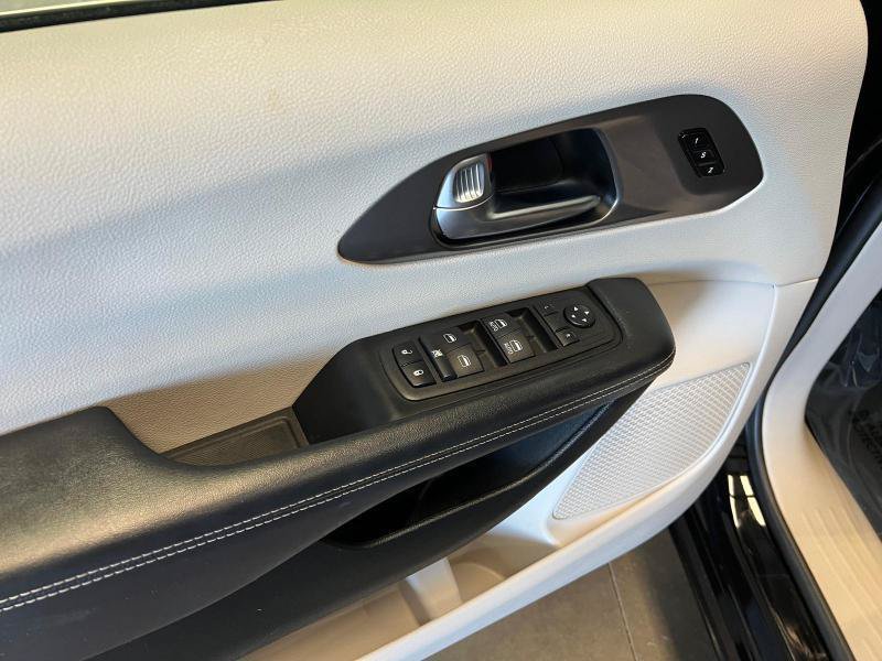 Used 2024 Chrysler Pacifica Touring-L FWD image 23