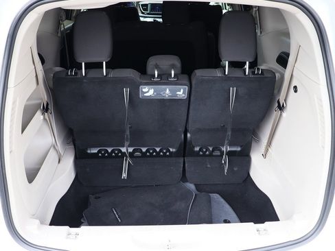 Used 2020 Chrysler Voyager L image 23