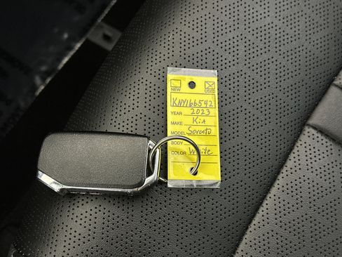 Certified 2023 Kia Sorento S w/ Panoramic Sunroof Package image 33