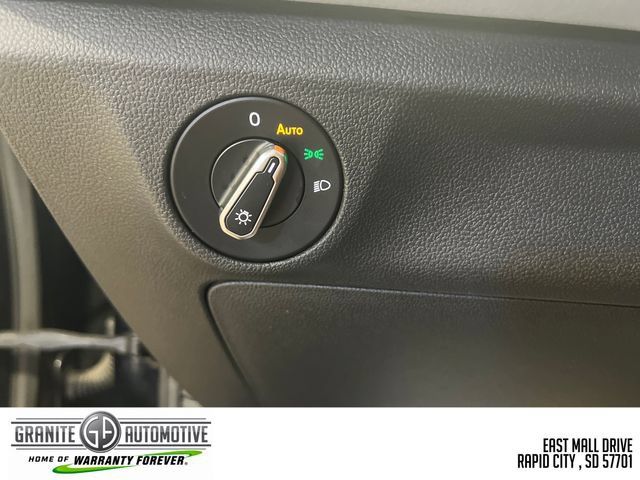 Used 2025 Volkswagen Jetta SE FWD image 32