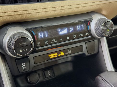 Used 2020 Toyota RAV4 XLE w/ Convenience Package image 16