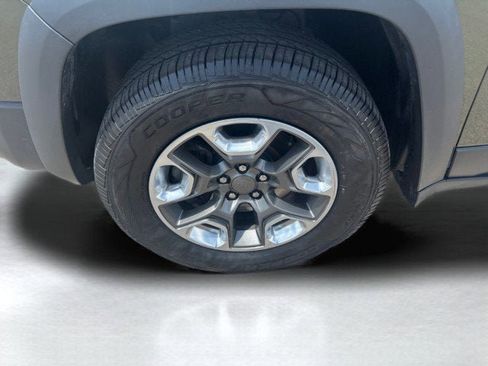 Used 2019 Jeep Cherokee Trailhawk w/ Cold Weather Group image 39