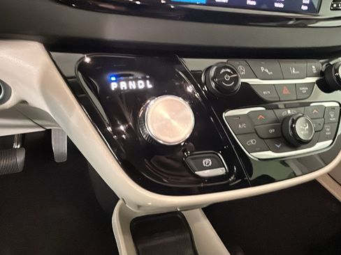 Used 2024 Chrysler Pacifica Touring-L FWD image 21