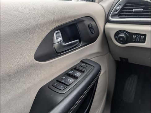 Used 2023 Chrysler Pacifica Touring-L image 19