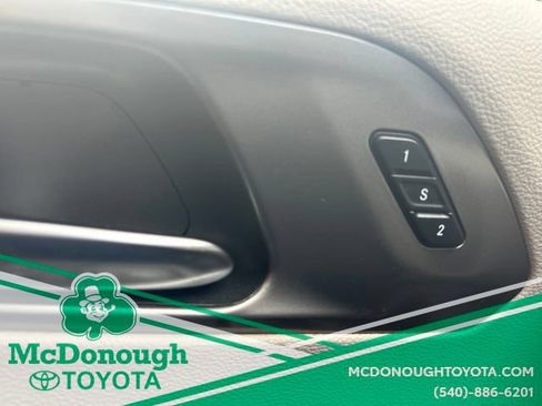 Used 2020 Chrysler Pacifica Touring-L FWD image 15