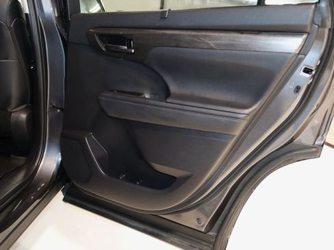 Used 2021 Toyota Highlander Limited image 63