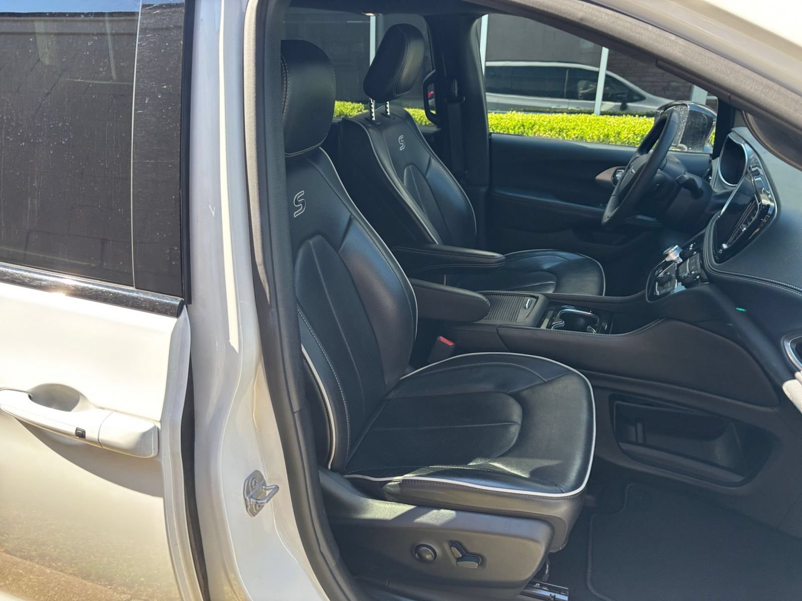 Used 2025 Chrysler Pacifica Limited FWD image 40