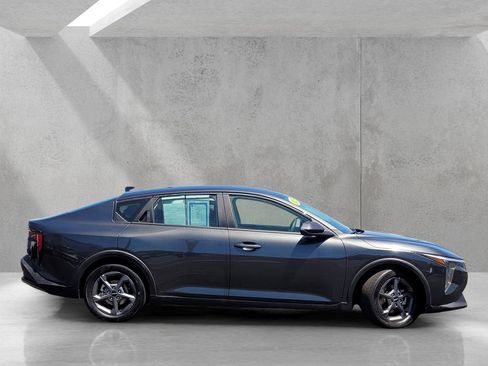 Used 2025 Kia K4 LXS FWD image 3