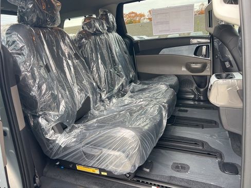 New 2026 Kia Carnival EX image 13