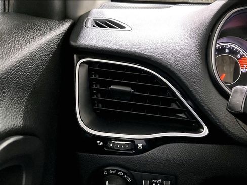 Used 2019 Jeep Cherokee Latitude Plus image 33