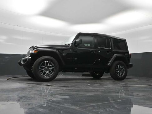 Used 2025 Jeep Wrangler Unlimited Sahara AWD/4WD image 21