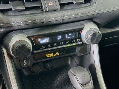 Used 2021 Toyota RAV4 LE FWD image 23