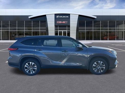 Used 2022 Toyota Highlander XLE AWD/4WD image 6