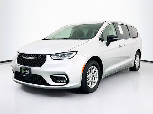 Used 2024 Chrysler Pacifica Touring-L FWD image 3