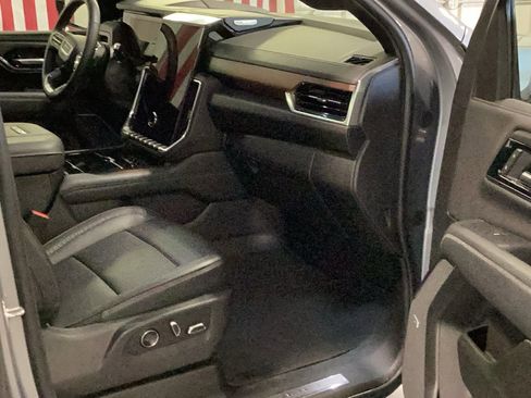Used 2025 GMC Yukon XL Denali AWD/4WD image 18