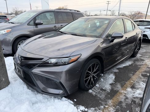 Used 2022 Toyota Camry SE w/ Carpet Mat Package (TMS) image 3
