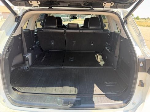 Used 2021 Toyota Highlander XLE AWD/4WD image 17