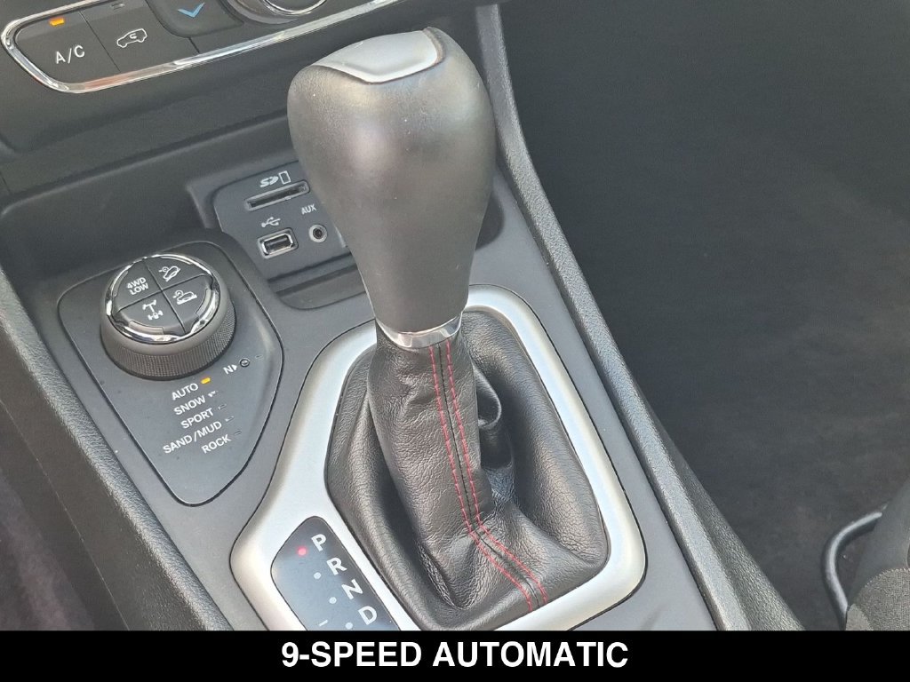 Used 2018 Jeep Cherokee Trailhawk AWD/4WD image 9