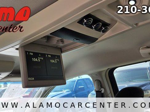 Used 2014 Chrysler Town & Country Touring FWD image 31