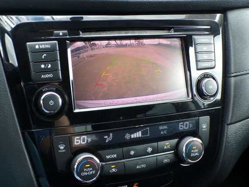 Used 2018 Nissan Rogue SV image 13