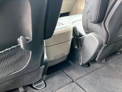 Used 2024 Chrysler Pacifica Touring-L FWD image 10