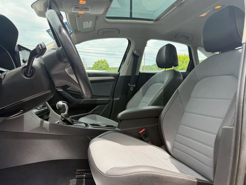 Used 2025 Volkswagen Jetta SE FWD image 10