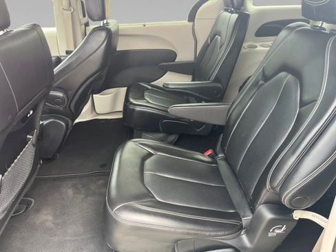 Used 2023 Chrysler Pacifica Touring-L FWD image 19