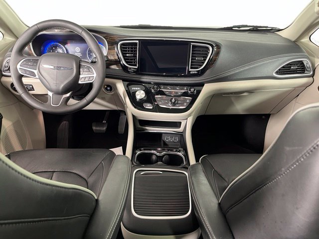 Used 2023 Chrysler Pacifica Limited AWD/4WD image 41