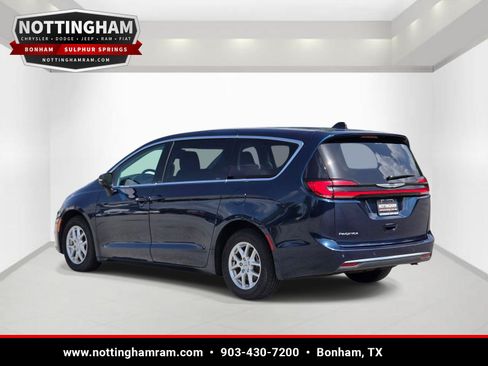 Used 2023 Chrysler Pacifica Touring-L FWD image 4